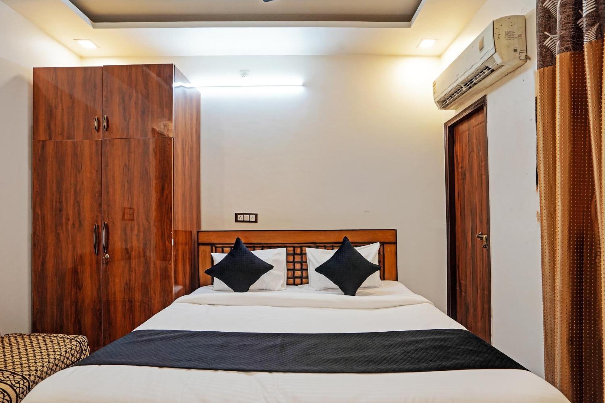 Play- Platinum Sector144 Couple Friendly Hotel Noida Exterior photo