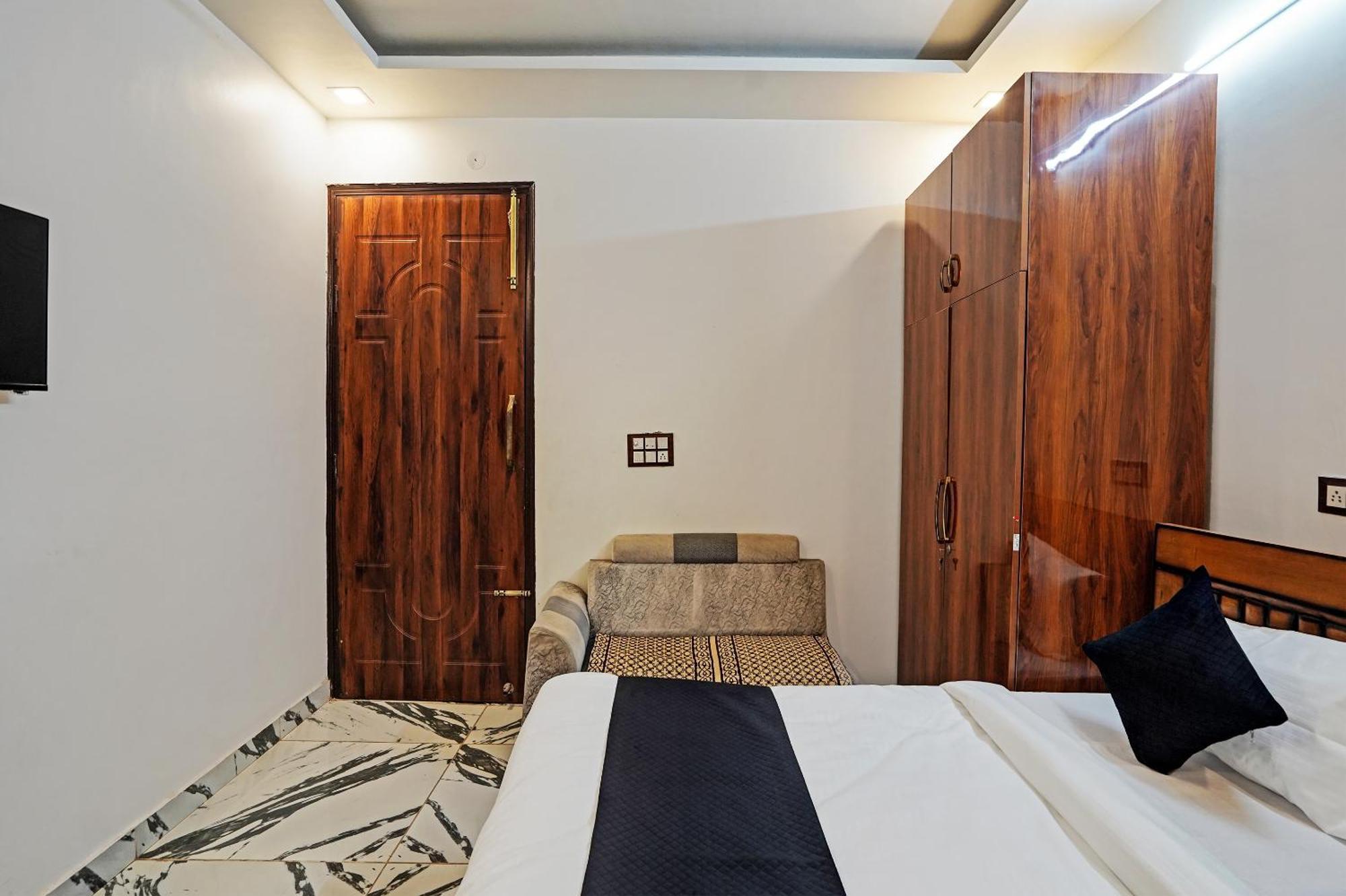 Play- Platinum Sector144 Couple Friendly Hotel Noida Exterior photo