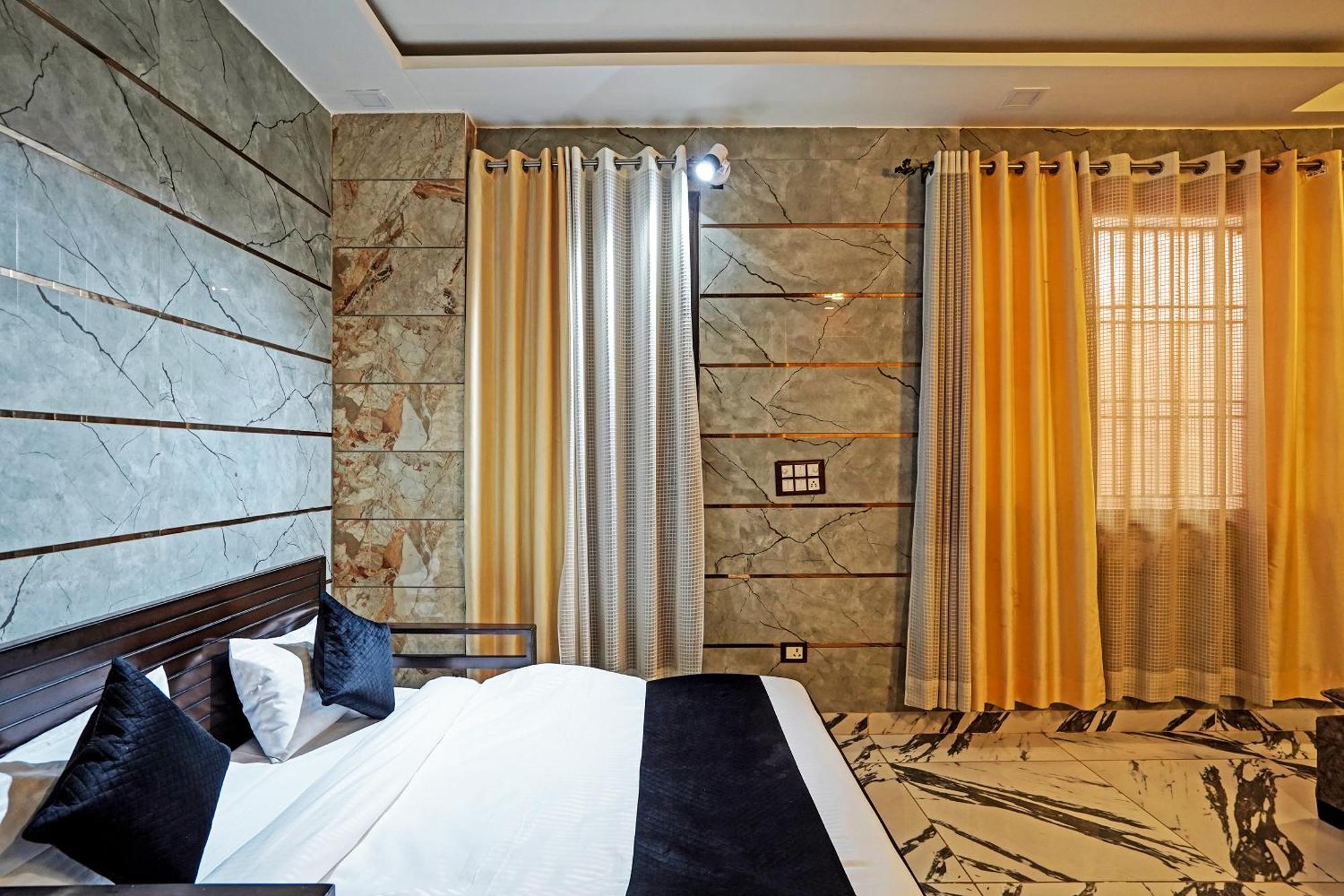 Play- Platinum Sector144 Couple Friendly Hotel Noida Exterior photo