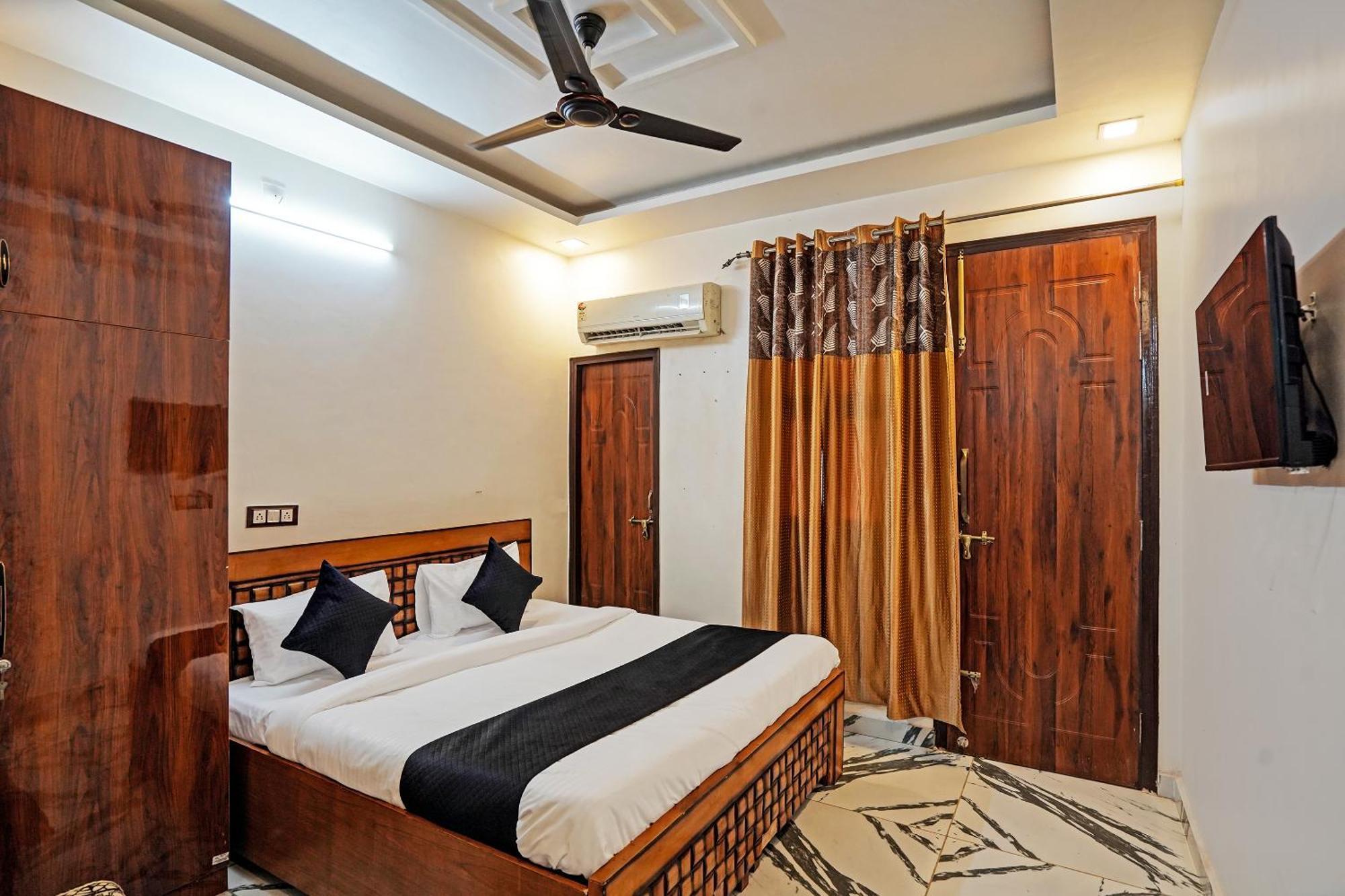 Play- Platinum Sector144 Couple Friendly Hotel Noida Exterior photo