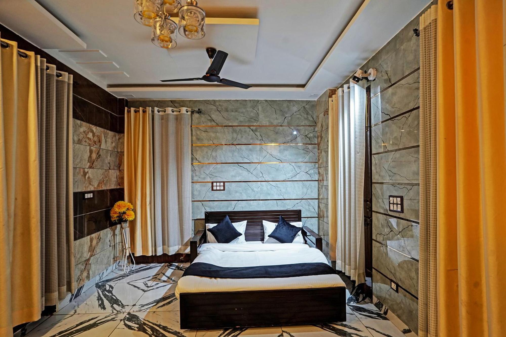 Play- Platinum Sector144 Couple Friendly Hotel Noida Exterior photo