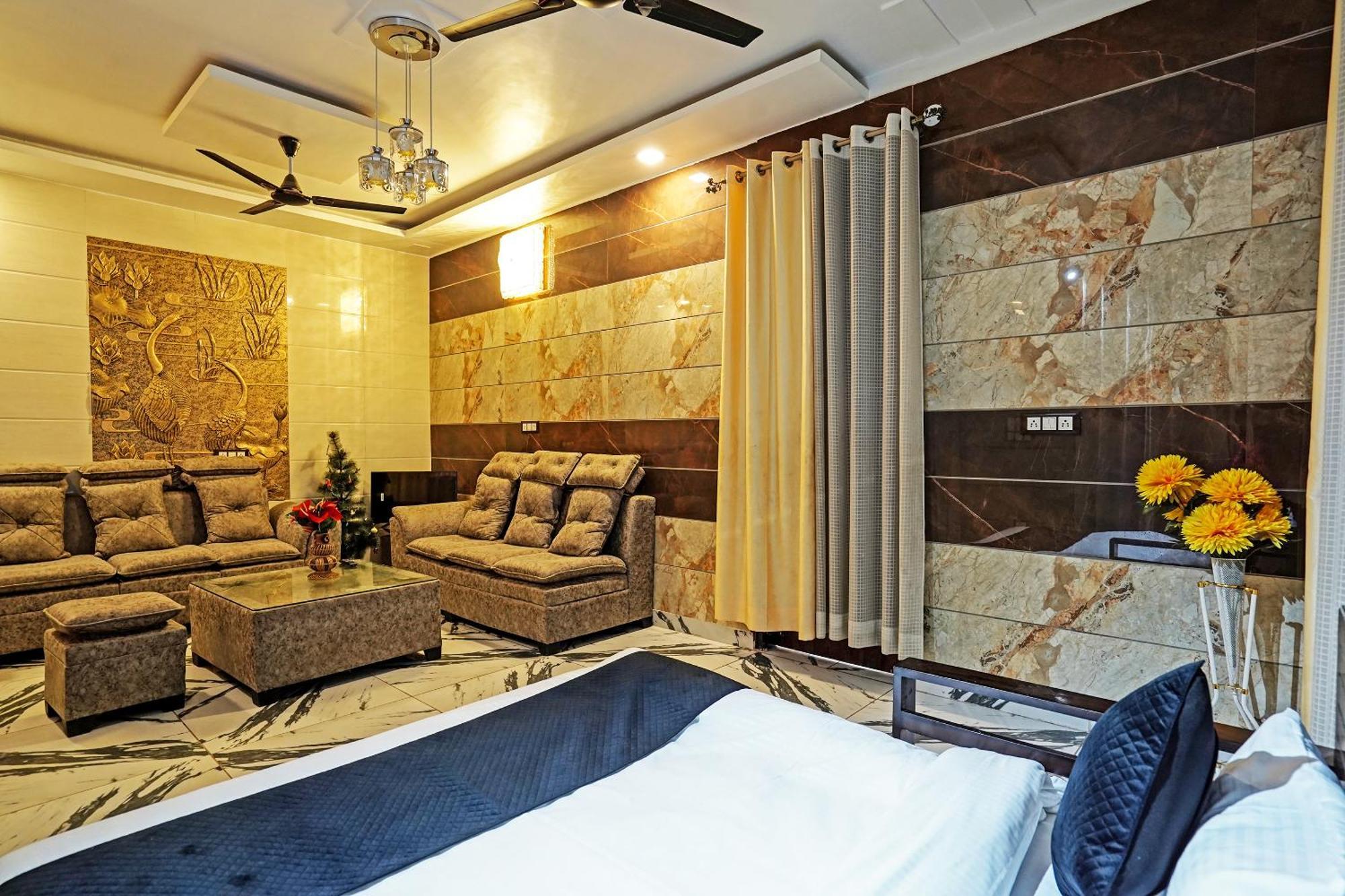 Play- Platinum Sector144 Couple Friendly Hotel Noida Exterior photo