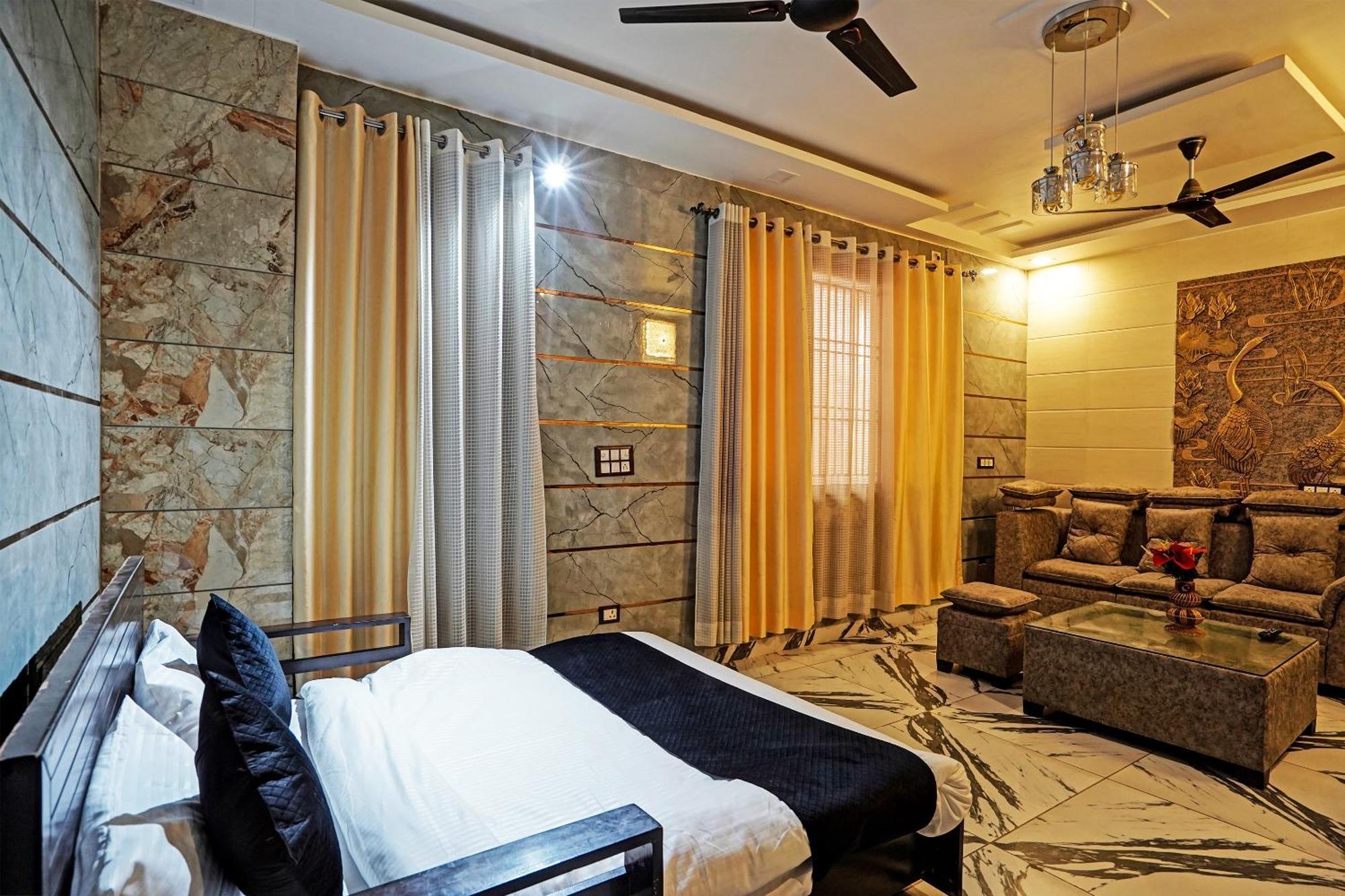 Play- Platinum Sector144 Couple Friendly Hotel Noida Exterior photo